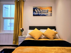Elegant Spacious London Studio Flat with a view